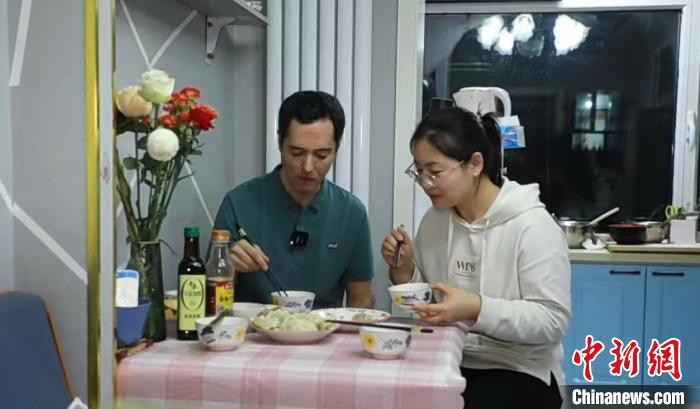 圖為岑希和他的妻子共進晚餐。　受訪者供圖