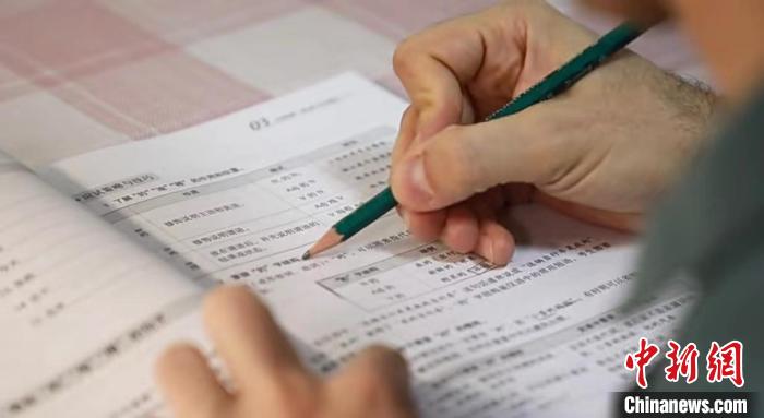 圖為岑希堅持每天學習中文。　受訪者供圖